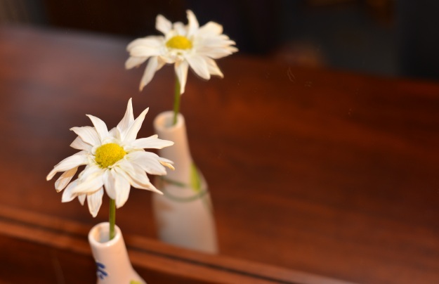 vase with daisy photo